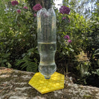 Abreuvoir à abeilles pour bouteille d'eau et soda modèle "L'Alvéo" La Buse Qui File