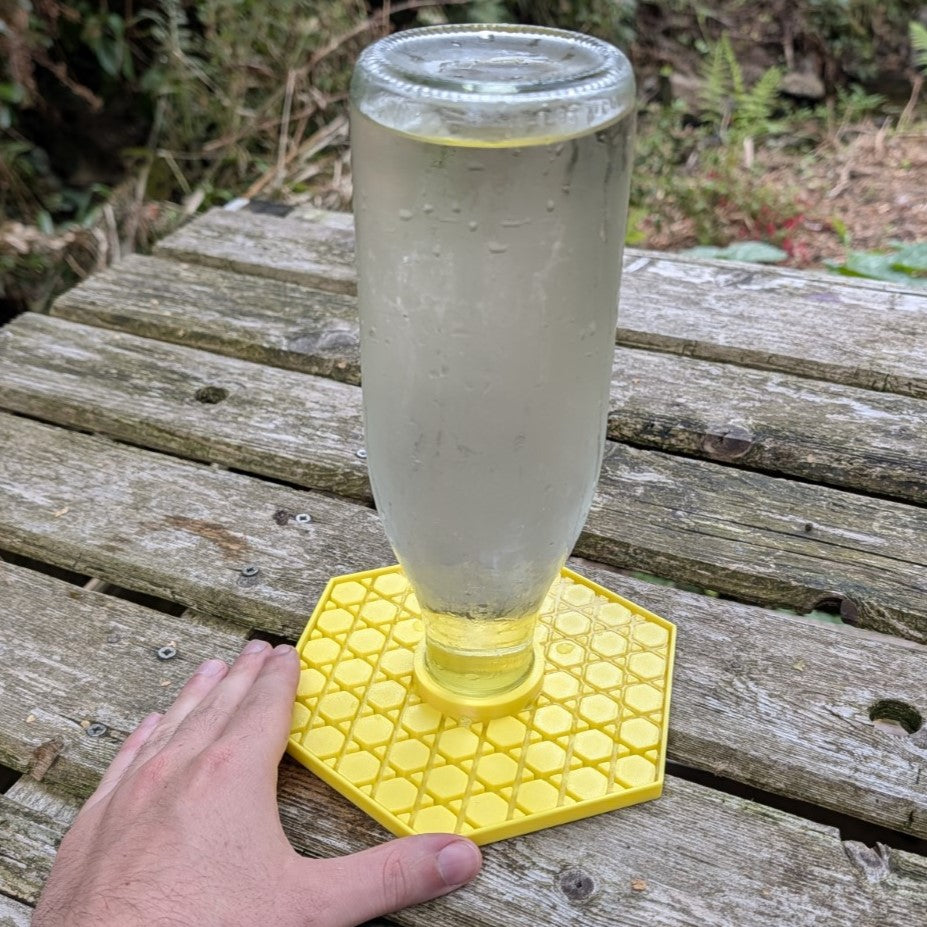 Abreuvoir à abeilles pour bouteille en verre T048 de jus de fruit modèle "L'Alvéo verre" La Buse Qui File