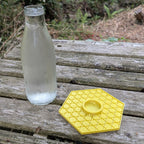 Abreuvoir à abeilles pour bouteille en verre T048 de jus de fruit modèle "L'Alvéo verre" La Buse Qui File