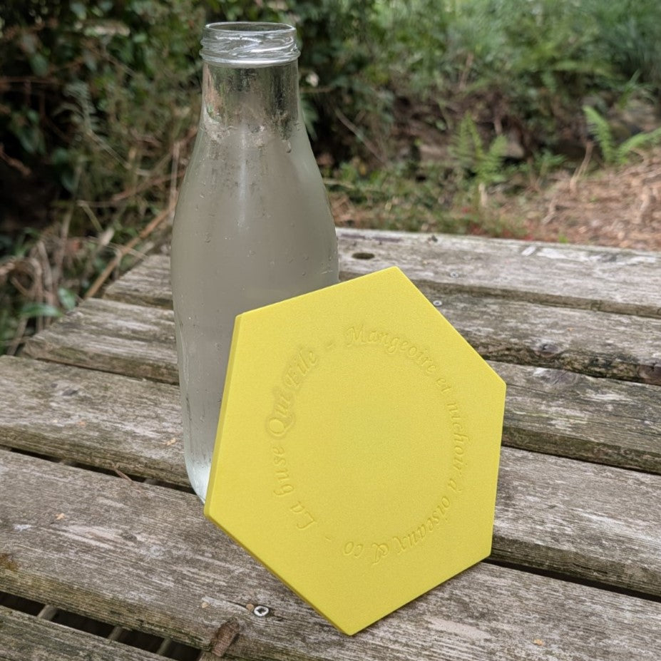 Abreuvoir à abeilles pour bouteille en verre T048 de jus de fruit modèle "L'Alvéo verre" La Buse Qui File