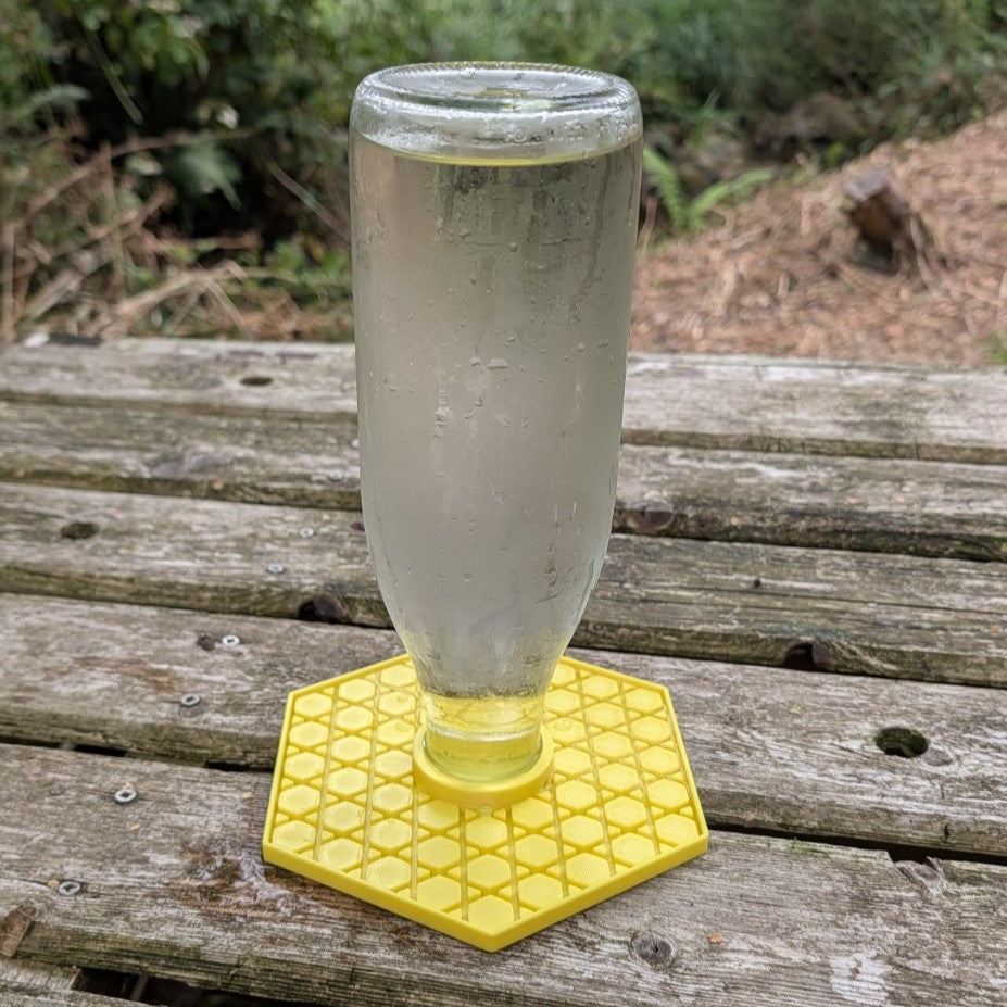 Abreuvoir à abeilles pour bouteille en verre T048 de jus de fruit modèle "L'Alvéo verre" La Buse Qui File