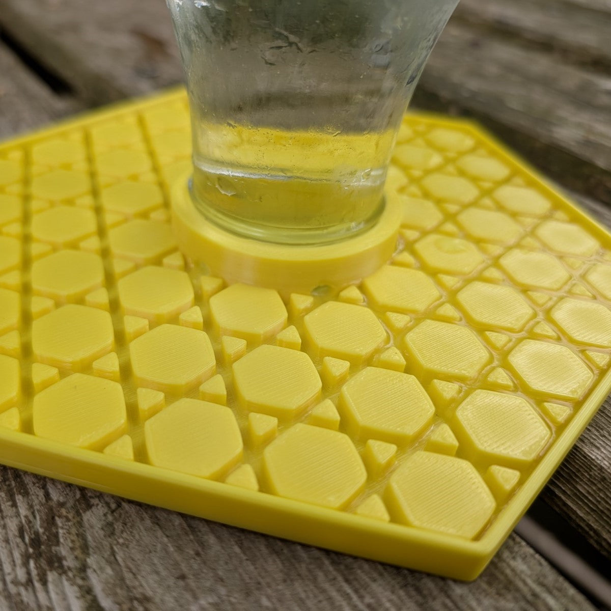 Abreuvoir à abeilles pour bouteille en verre T048 de jus de fruit modèle "L'Alvéo verre" La Buse Qui File