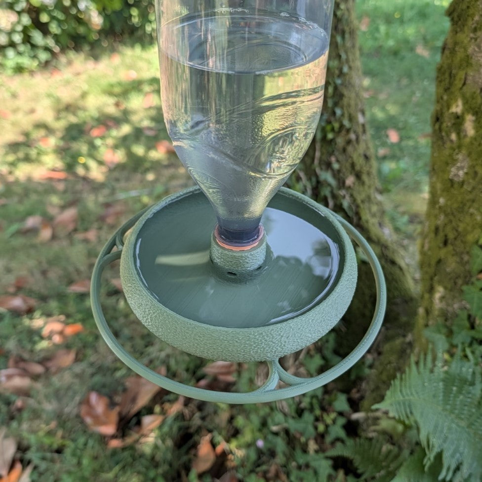 Abreuvoir à oiseaux pour bouteille d'eau et soda modèle "L'Oasis" La Buse Qui File