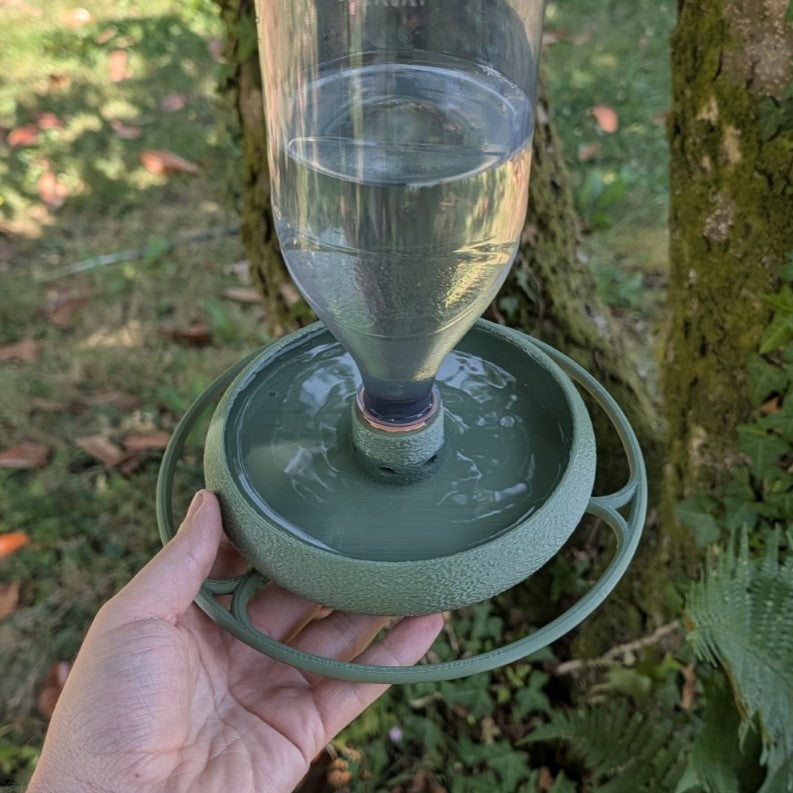 Abreuvoir à oiseaux pour bouteille d'eau et soda modèle "L'Oasis" La Buse Qui File