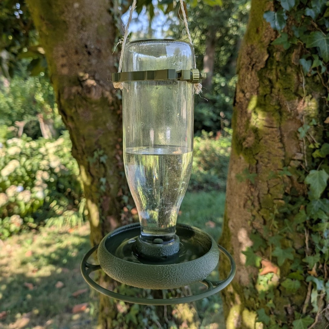 Abreuvoir à oiseaux pour bouteille en verre de jus 1L T048 modèle "L'Atoll" La Buse Qui File