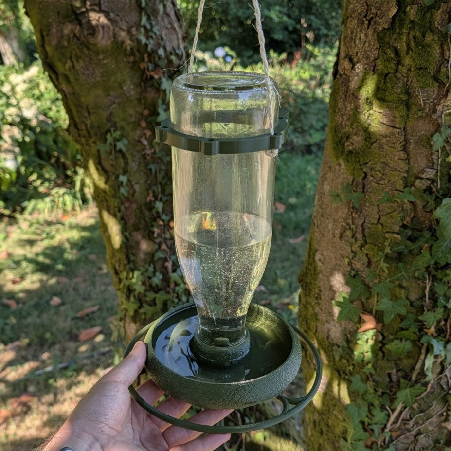 Abreuvoir à oiseaux pour bouteille en verre de jus 1L T048 modèle "L'Atoll" La Buse Qui File