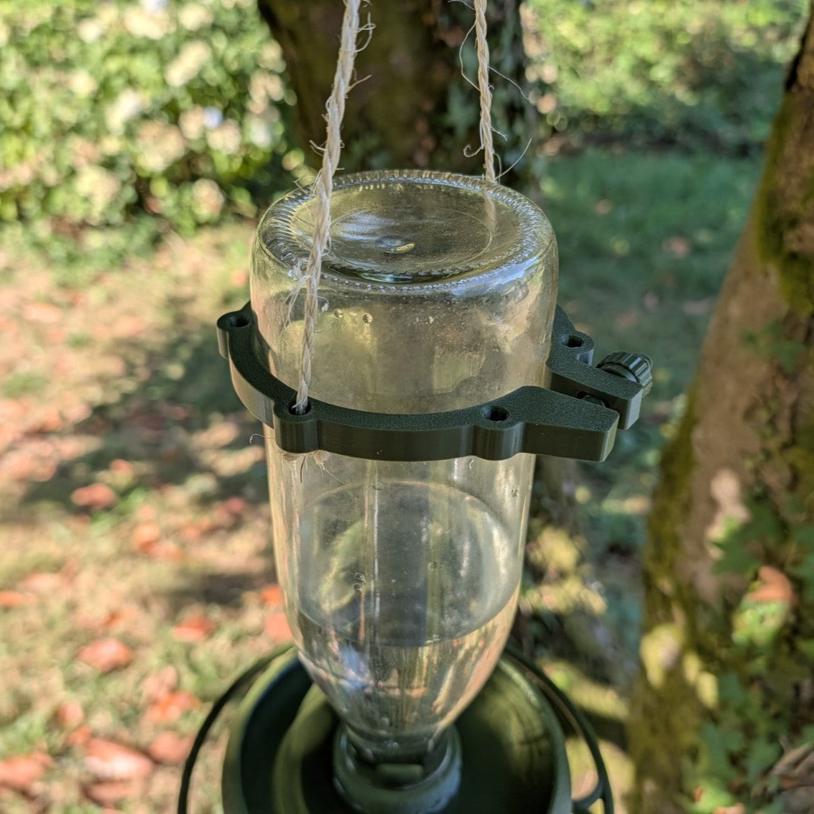 Abreuvoir à oiseaux pour bouteille en verre de jus 1L T048 modèle "L'Atoll" La Buse Qui File