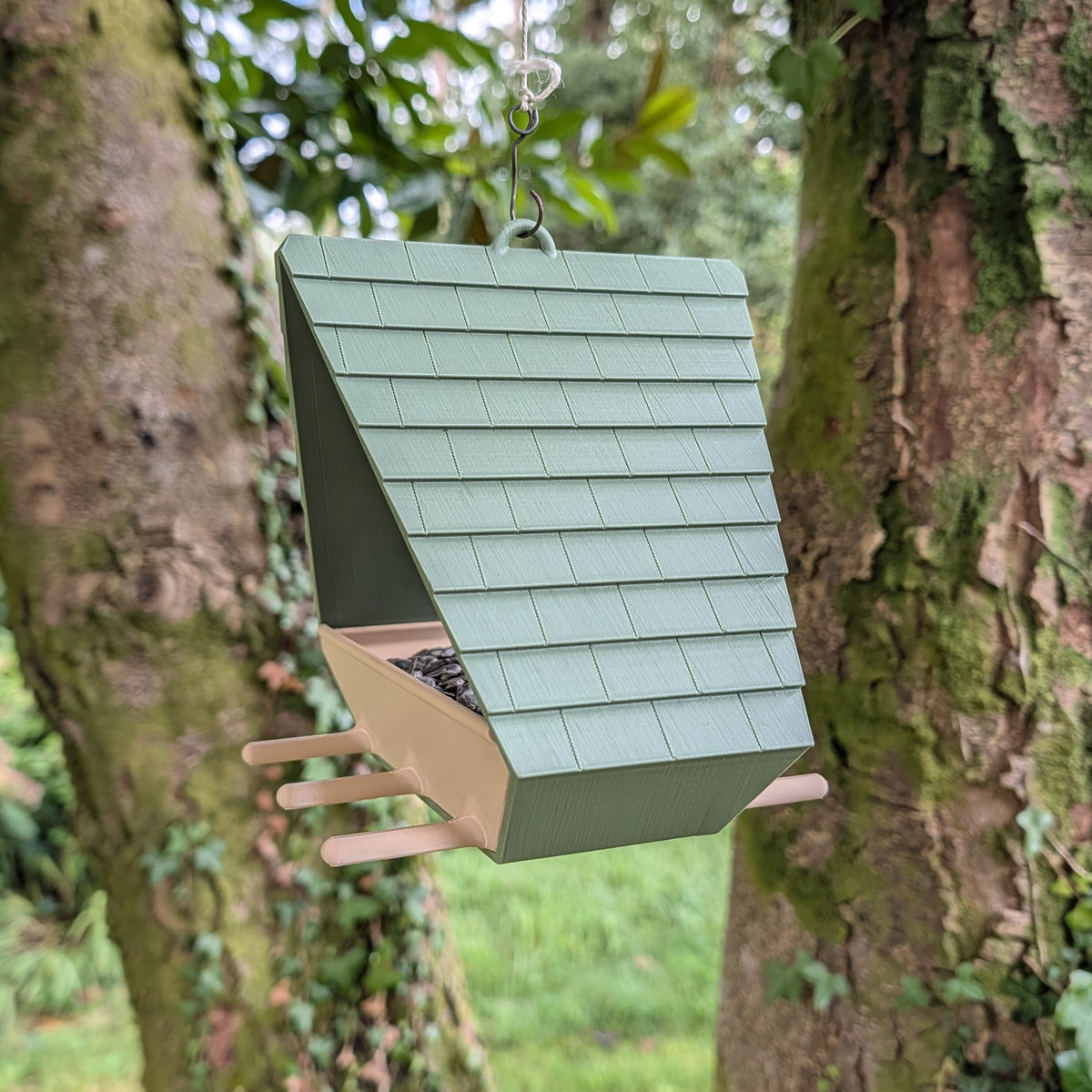 Mangeoire à oiseaux plastique design à suspendre modèle "La Lucarnette"
