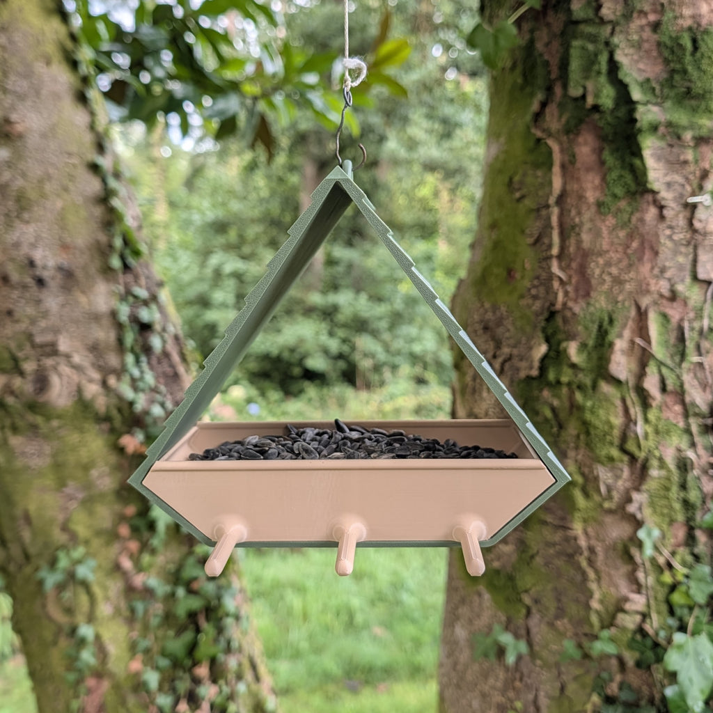 Mangeoire à oiseaux plastique design à suspendre modèle "La Lucarnette"