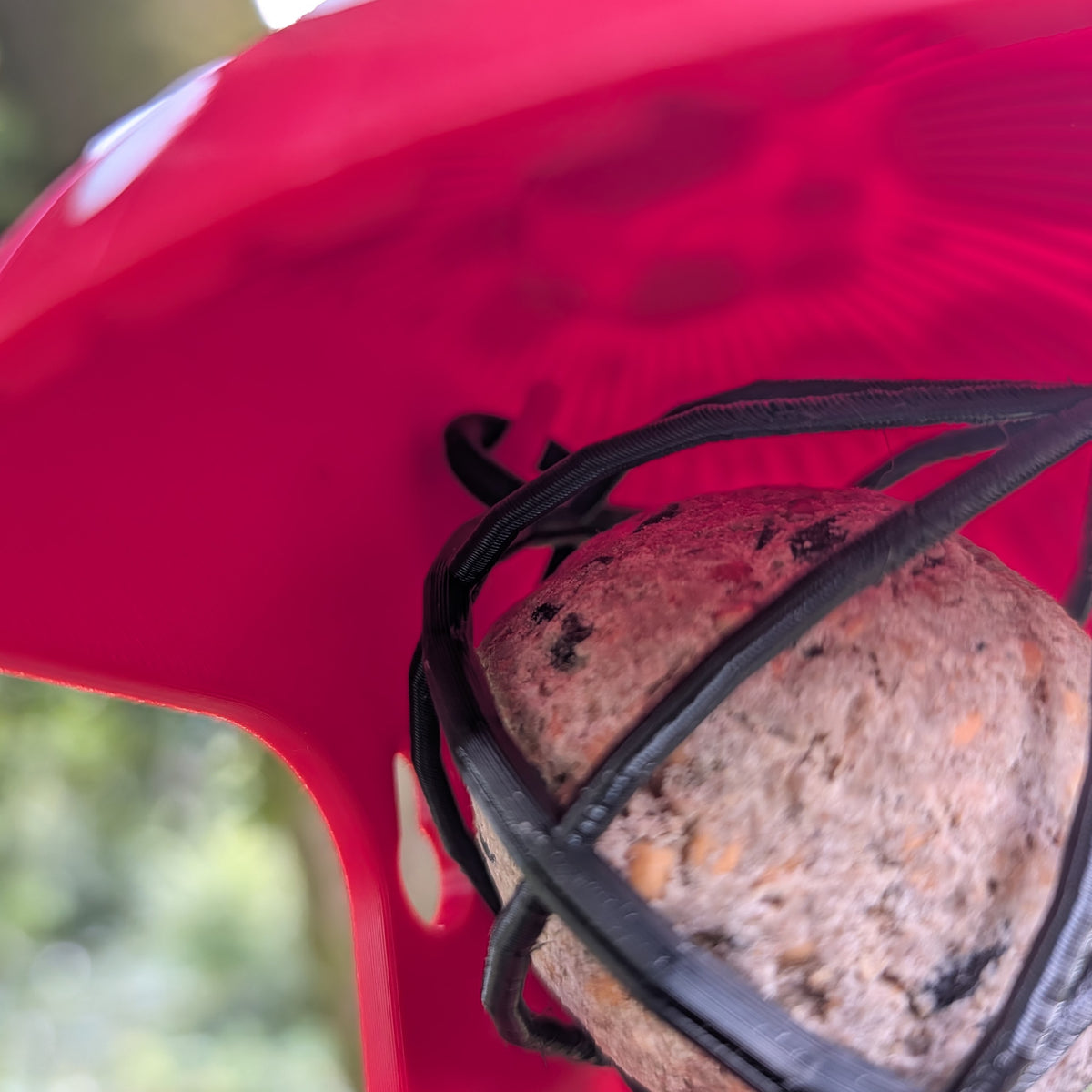 Mangeoire à oiseaux à suspendre pour boule de graisse "Le Champignon" bicolore