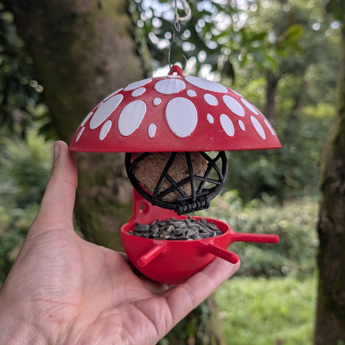 Mangeoire à oiseaux à suspendre pour boule de graisse "Le Champignon" bicolore