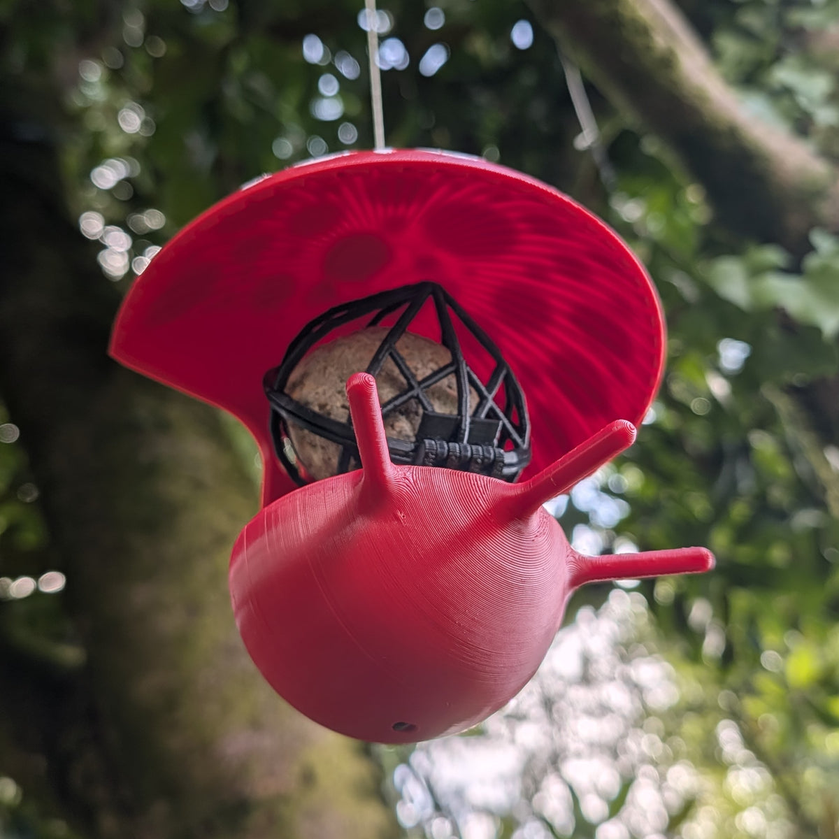 Mangeoire à oiseaux à suspendre pour boule de graisse "Le Champignon" bicolore