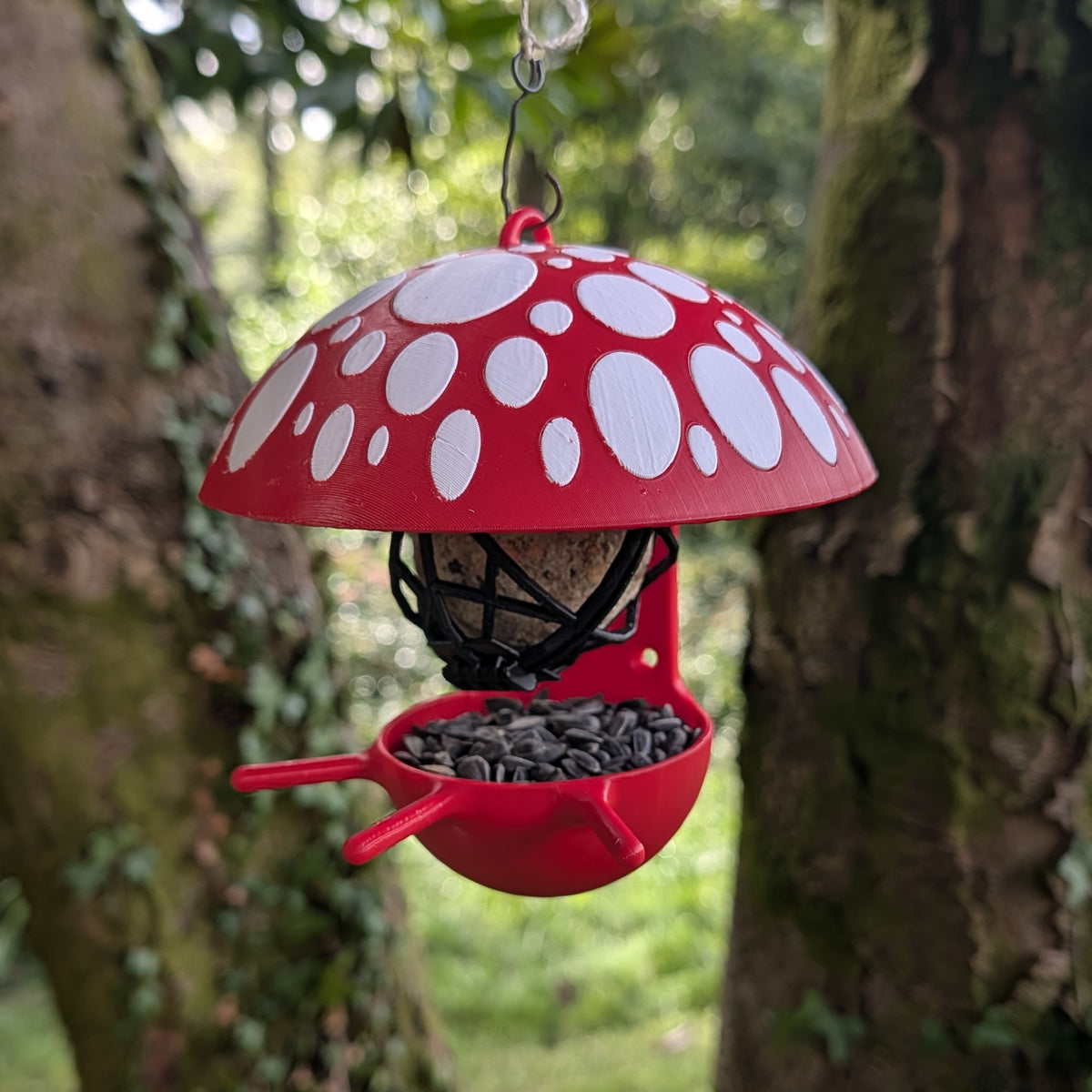 Mangeoire à oiseaux à suspendre pour boule de graisse "Le Champignon" bicolore