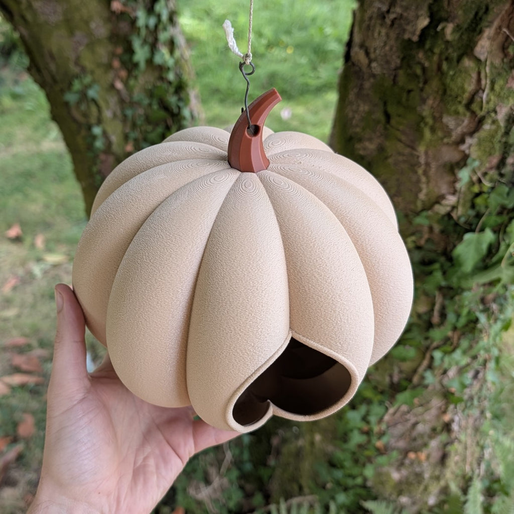 Mangeoire à oiseaux à suspendre "La Citrouille" – Artisanale & Éco-conçue