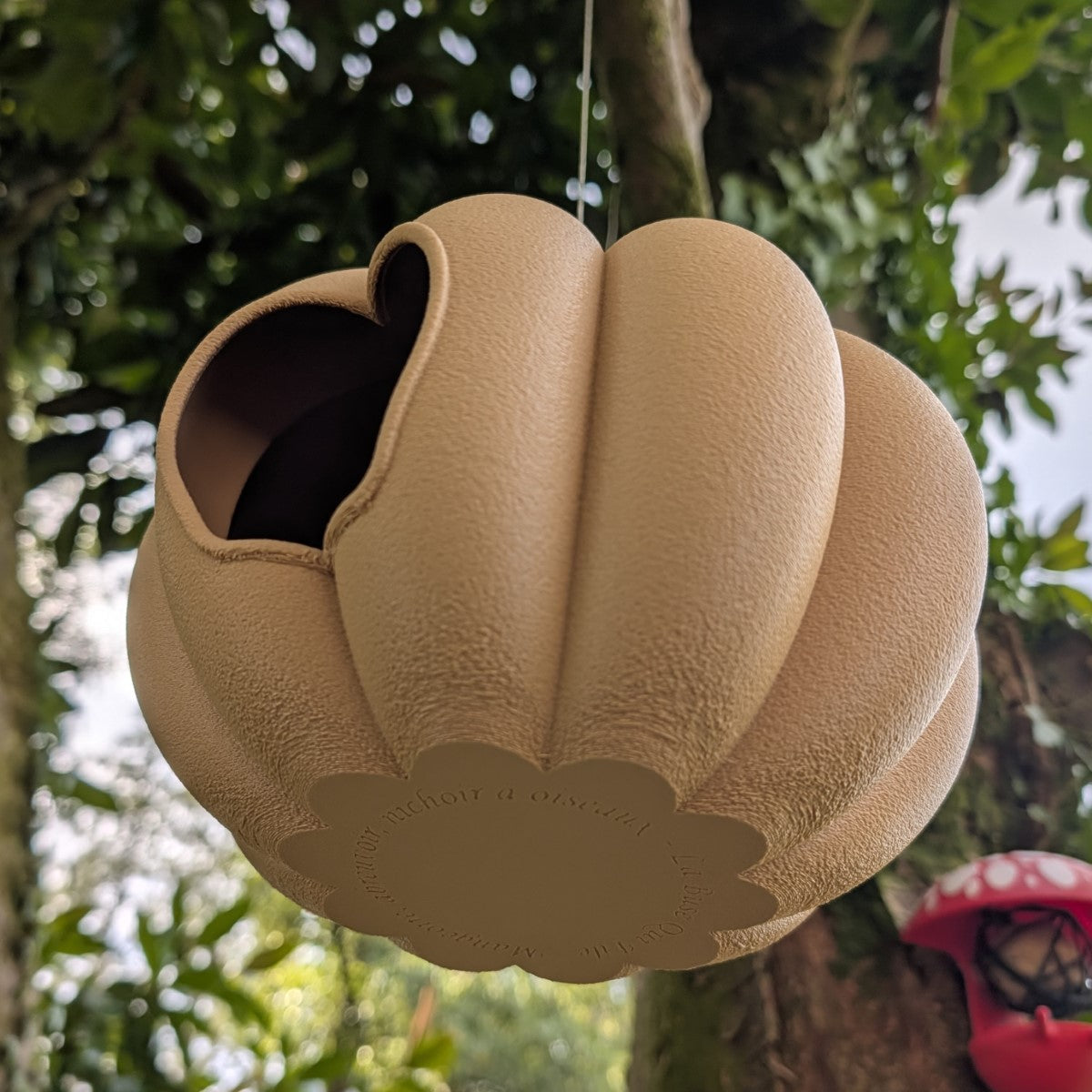 Mangeoire à oiseaux à suspendre "La Citrouille" – Artisanale & Éco-conçue