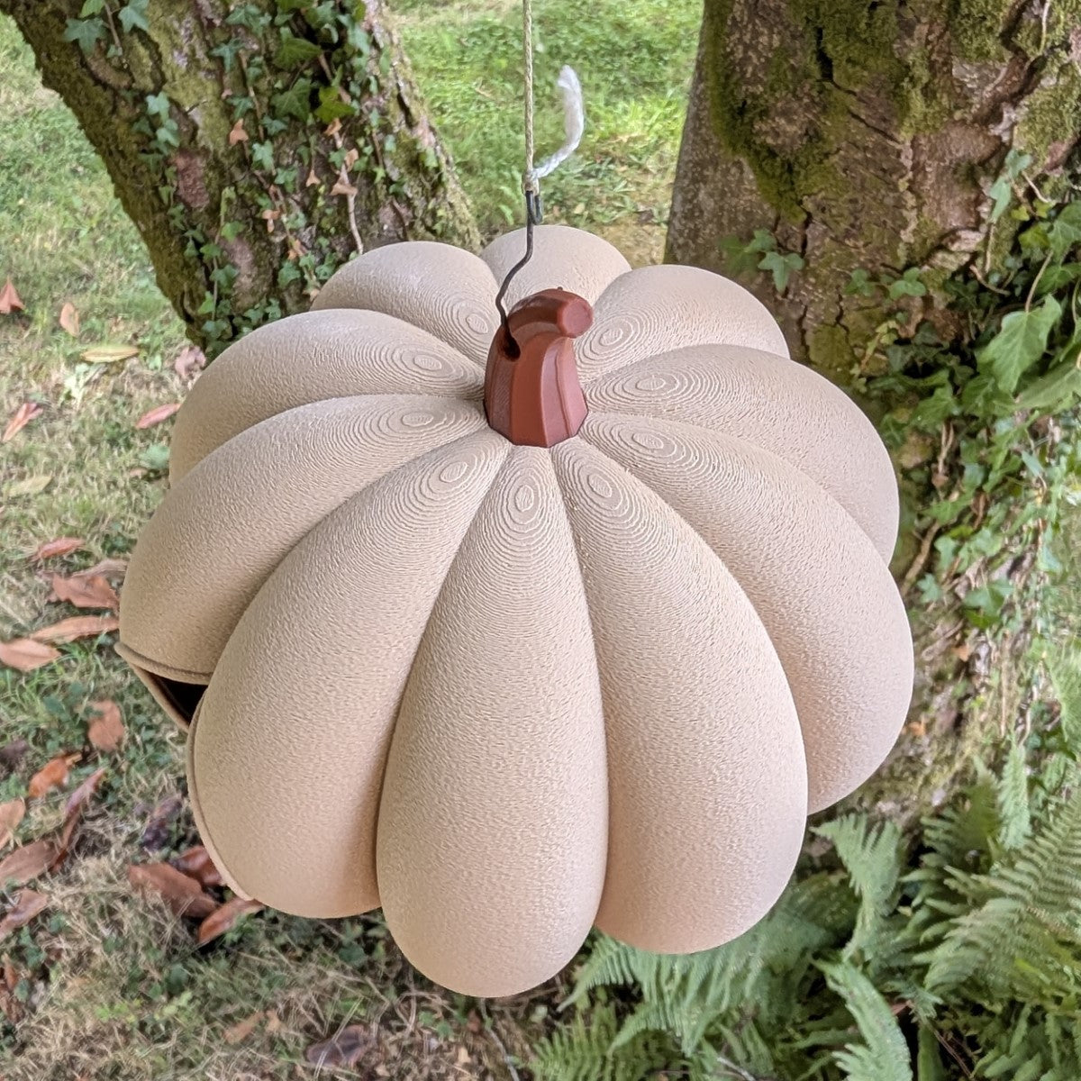 Mangeoire à oiseaux à suspendre "La Citrouille" – Artisanale & Éco-conçue