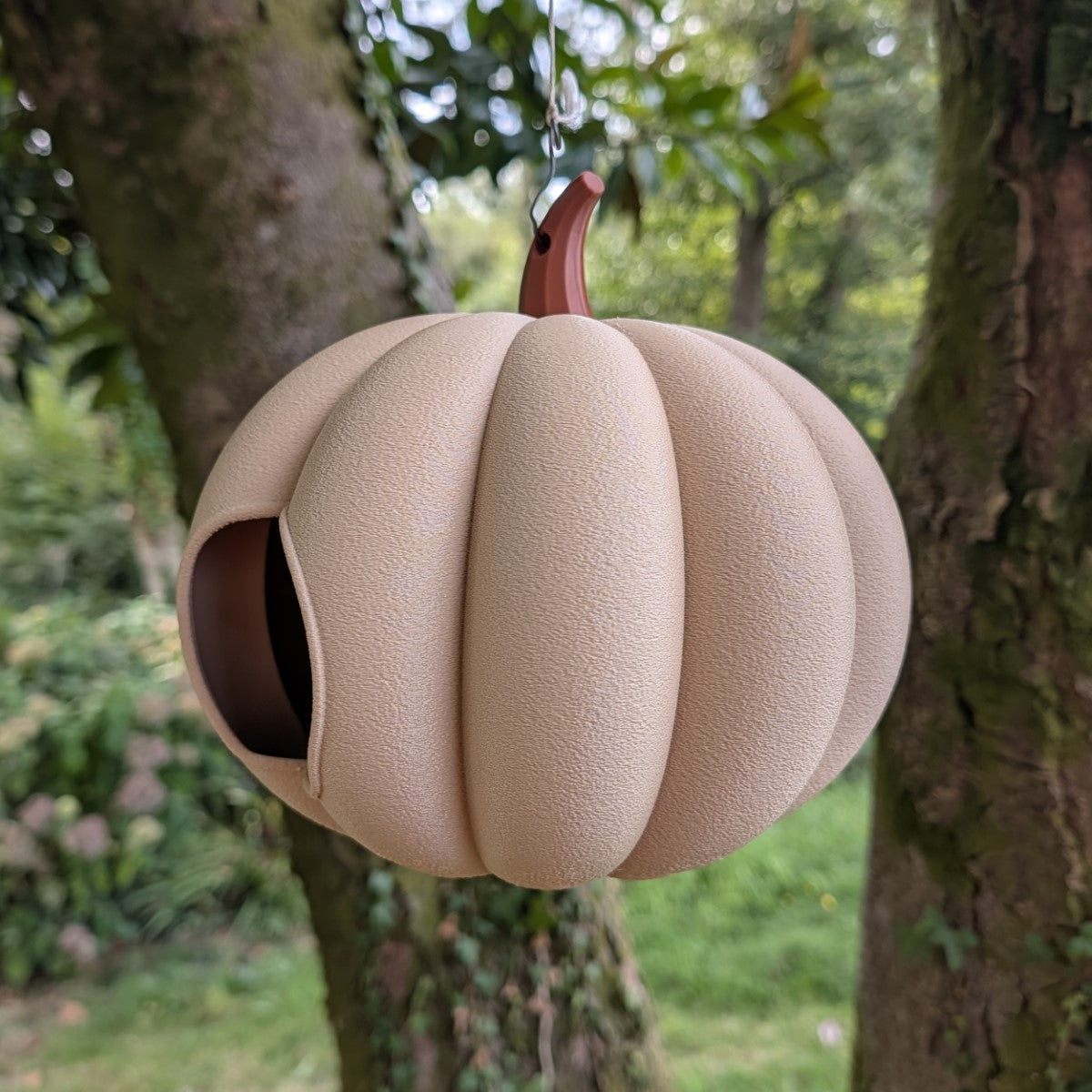 Mangeoire à oiseaux à suspendre "La Citrouille" – Artisanale & Éco-conçue