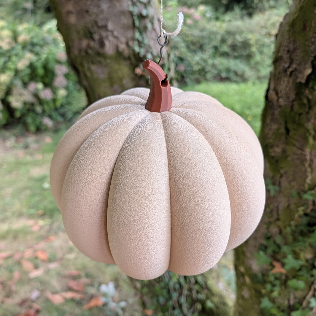 Mangeoire à oiseaux à suspendre "La Citrouille" – Artisanale & Éco-conçue