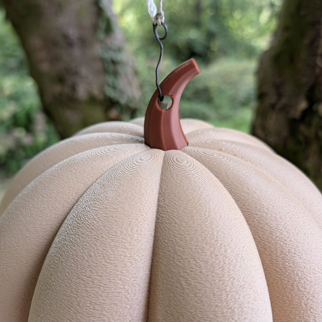 Mangeoire à oiseaux à suspendre "La Citrouille" – Artisanale & Éco-conçue