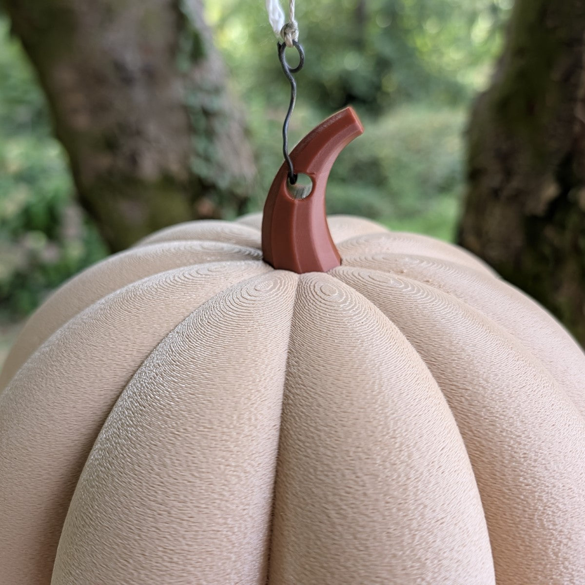 Mangeoire à oiseaux à suspendre "La Citrouille" – Artisanale & Éco-conçue