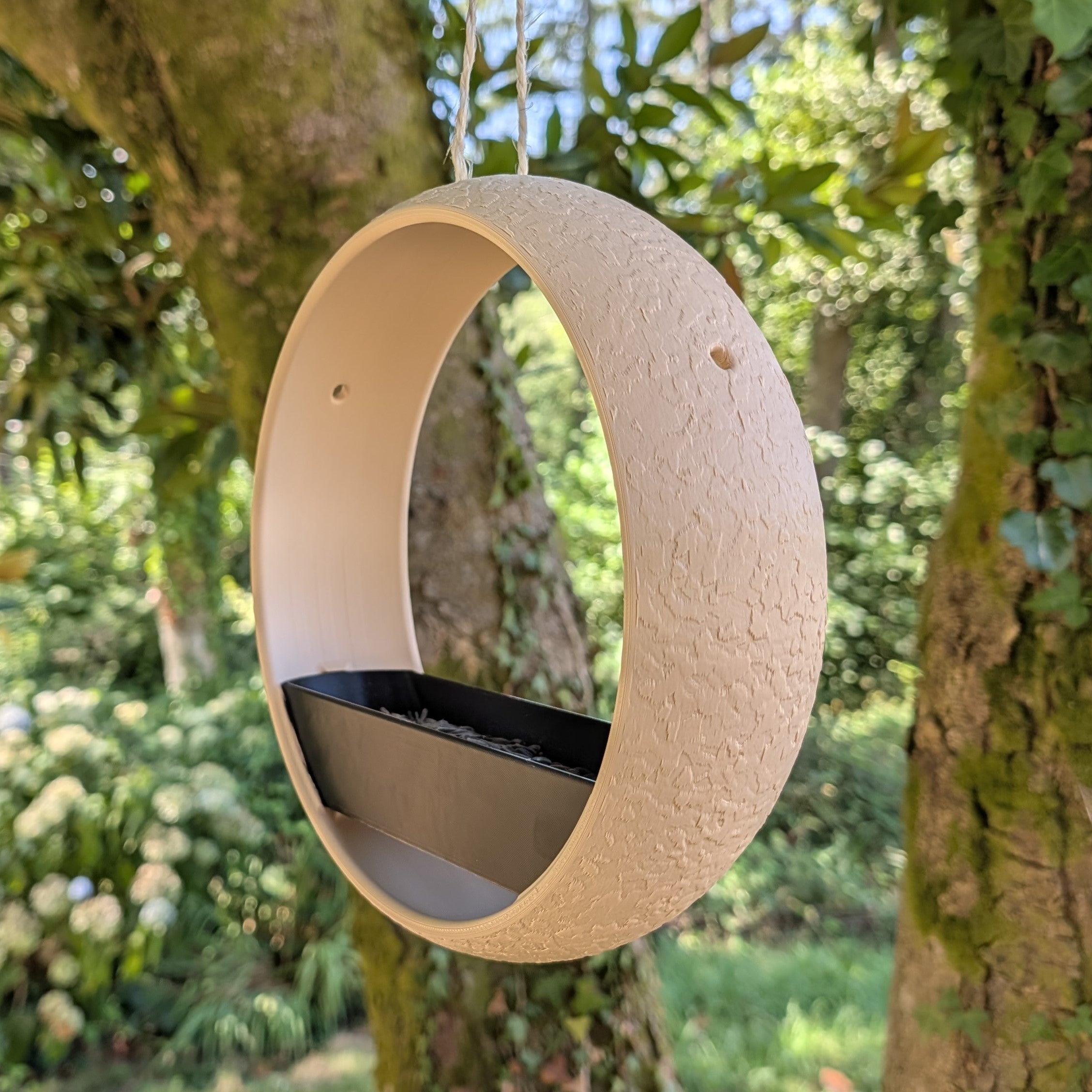 Mangeoire à oiseaux bicolore design moderne modèle "L'Anneau" La Buse Qui File