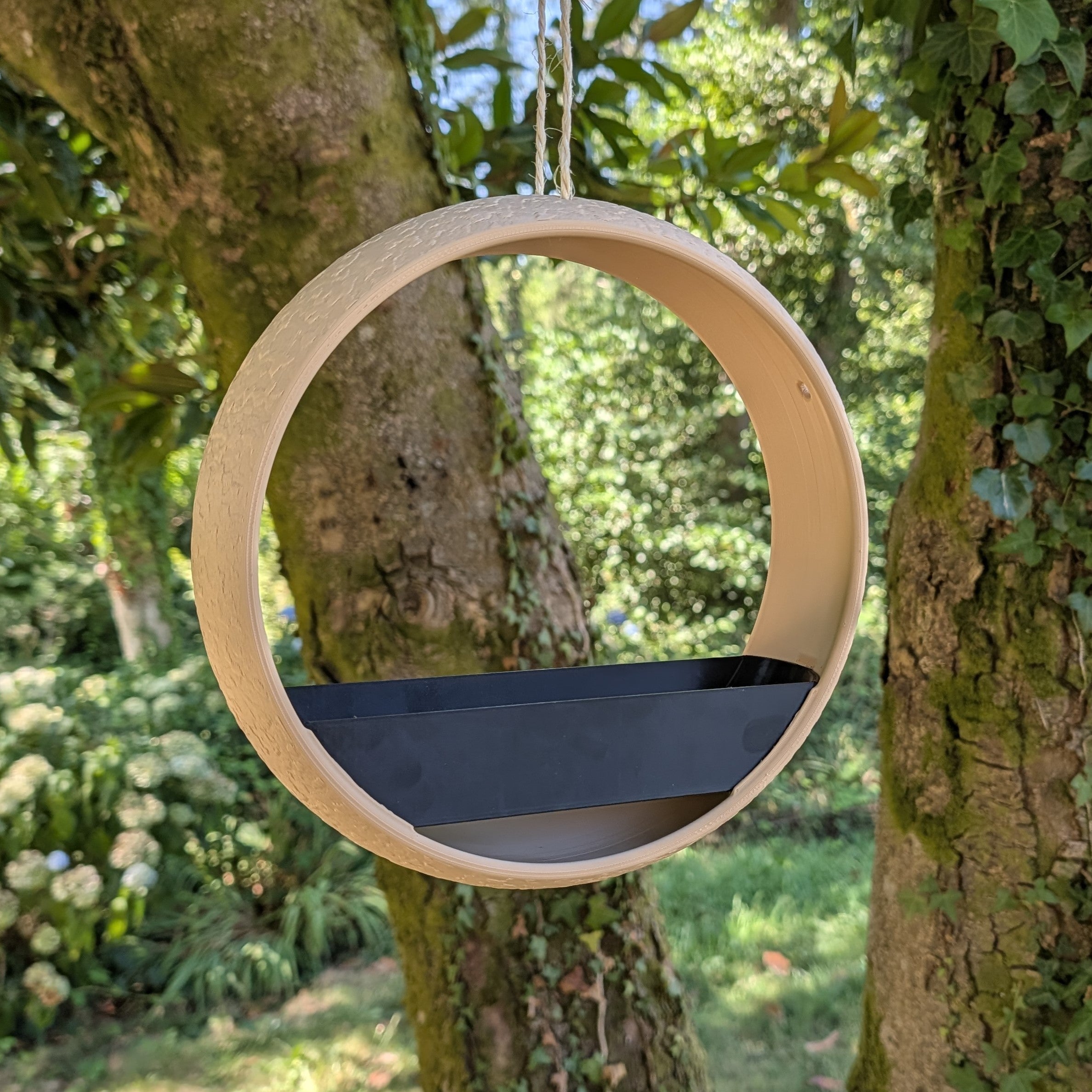 Mangeoire à oiseaux bicolore design moderne modèle "L'Anneau" La Buse Qui File