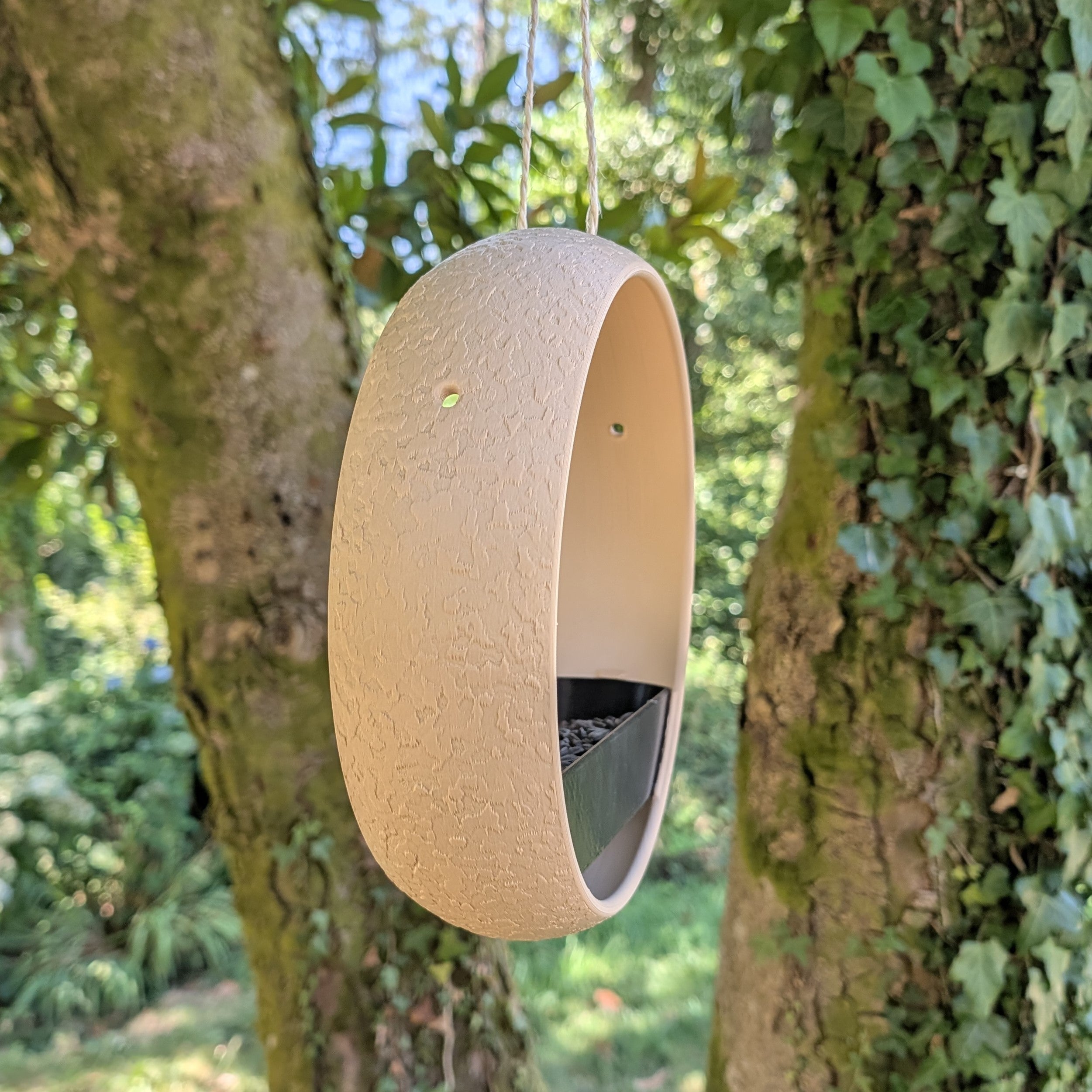 Mangeoire à oiseaux bicolore design moderne modèle "L'Anneau" La Buse Qui File