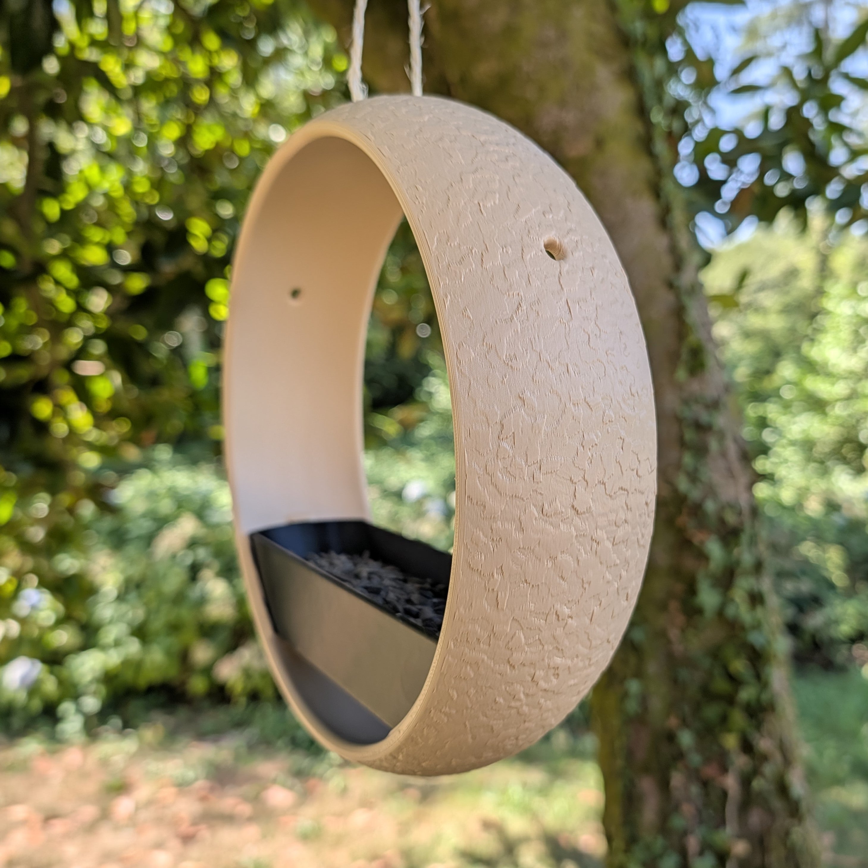 Mangeoire à oiseaux bicolore design moderne modèle "L'Anneau" La Buse Qui File