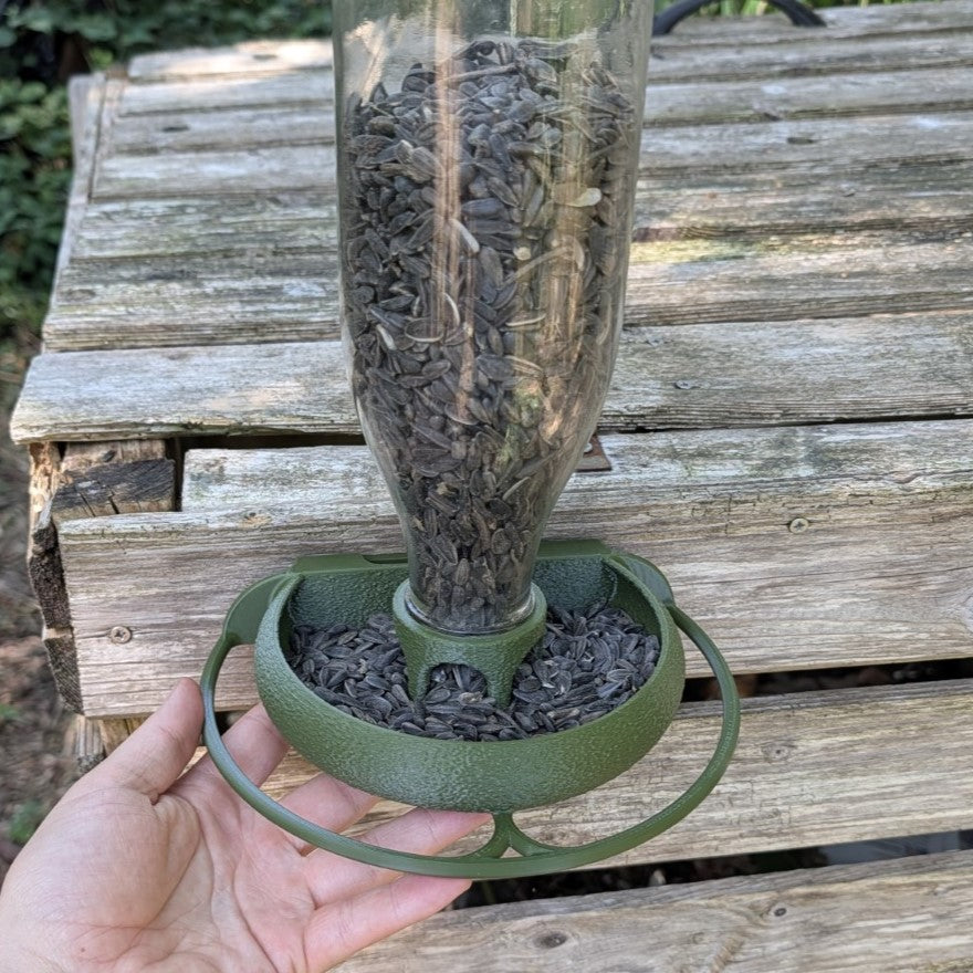 Mangeoire à oiseaux pour bouteille en verre de jus 1L T048 modèle "Le Silo mural" La Buse Qui File