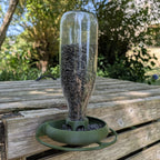 Mangeoire à oiseaux pour bouteille en verre de jus 1L T048 modèle "Le Silo mural" La Buse Qui File