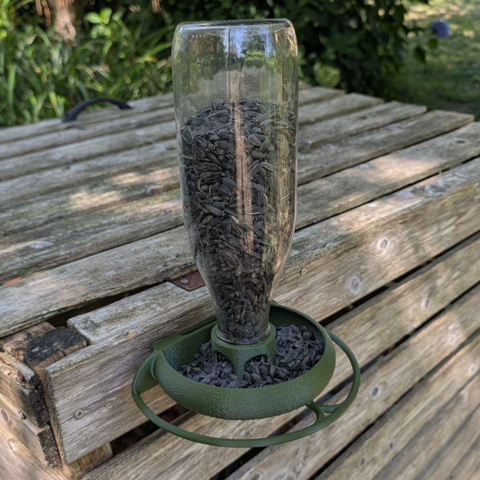 Mangeoire à oiseaux pour bouteille en verre de jus 1L T048 modèle "Le Silo mural" La Buse Qui File