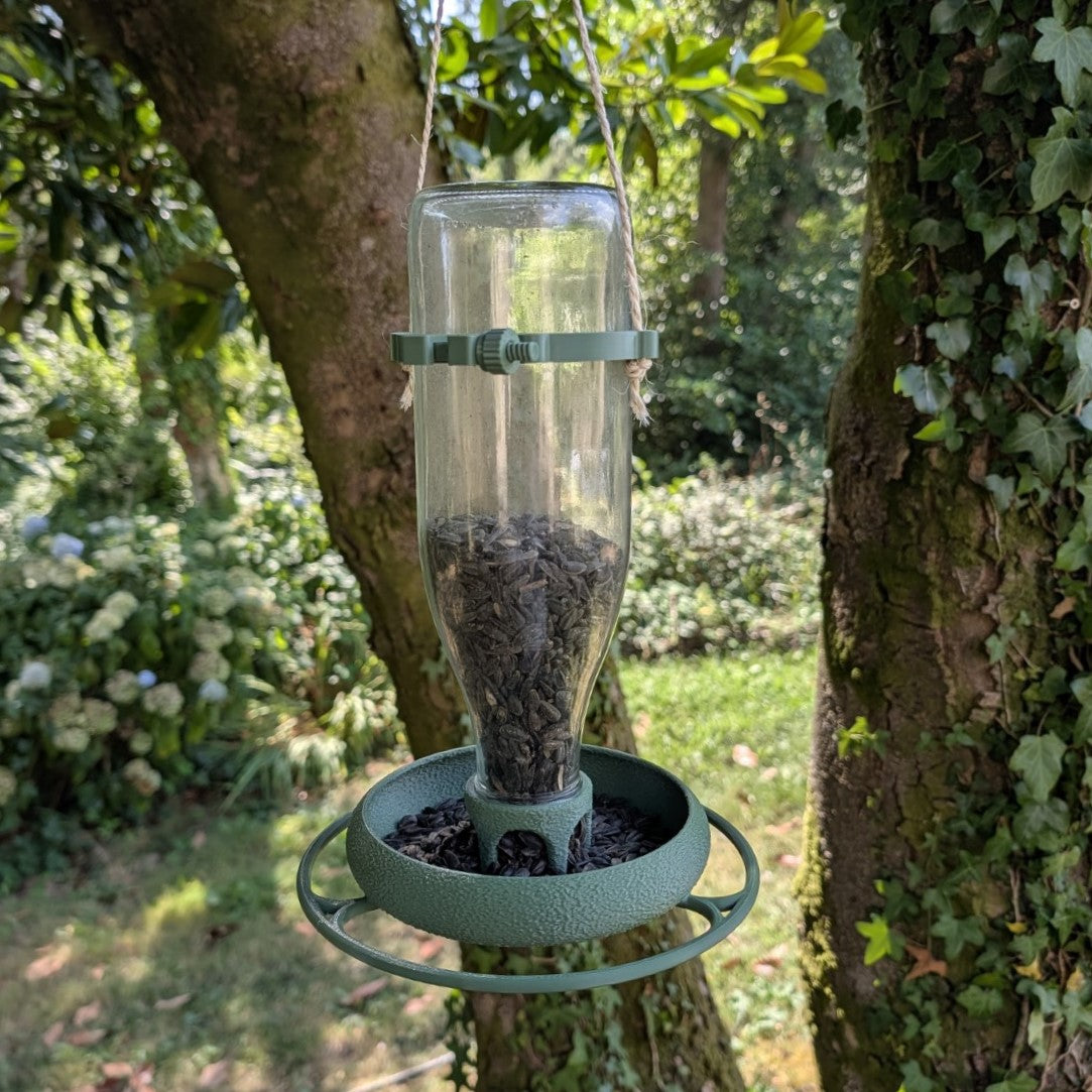 Mangeoire à oiseaux pour bouteille en verre de jus 1L T048 modèle "Le Silo" La Buse Qui File