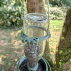 Mangeoire à oiseaux pour bouteille en verre de jus 1L T048 modèle "Le Silo" La Buse Qui File