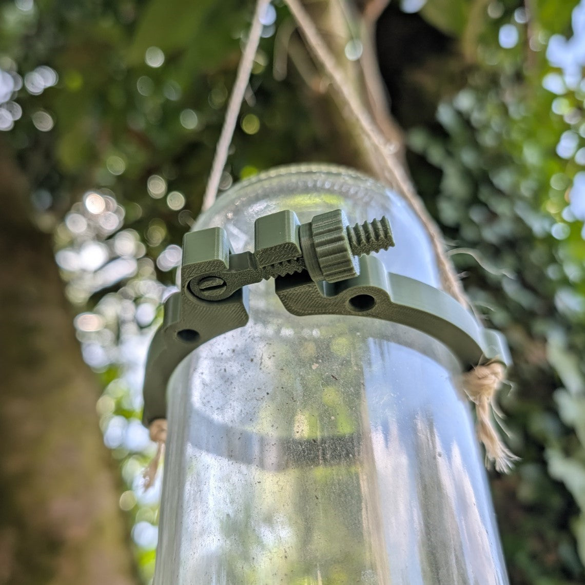 Mangeoire à oiseaux pour bouteille en verre de jus 1L T048 modèle "Le Silo" La Buse Qui File