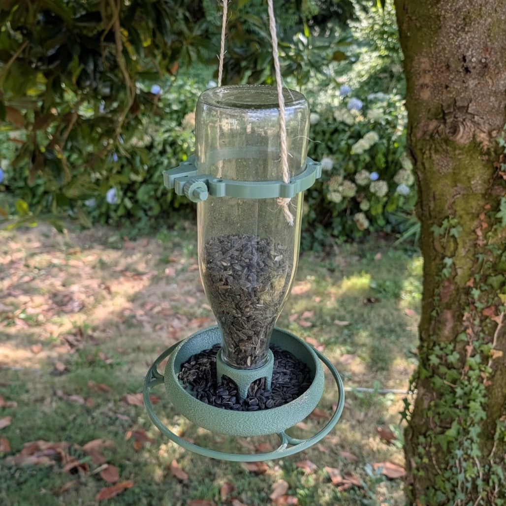Mangeoire à oiseaux pour bouteille en verre de jus 1L T048 modèle "Le Silo" La Buse Qui File