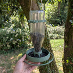 Mangeoire à oiseaux pour bouteille en verre de jus 1L T048 modèle "Le Silo" La Buse Qui File