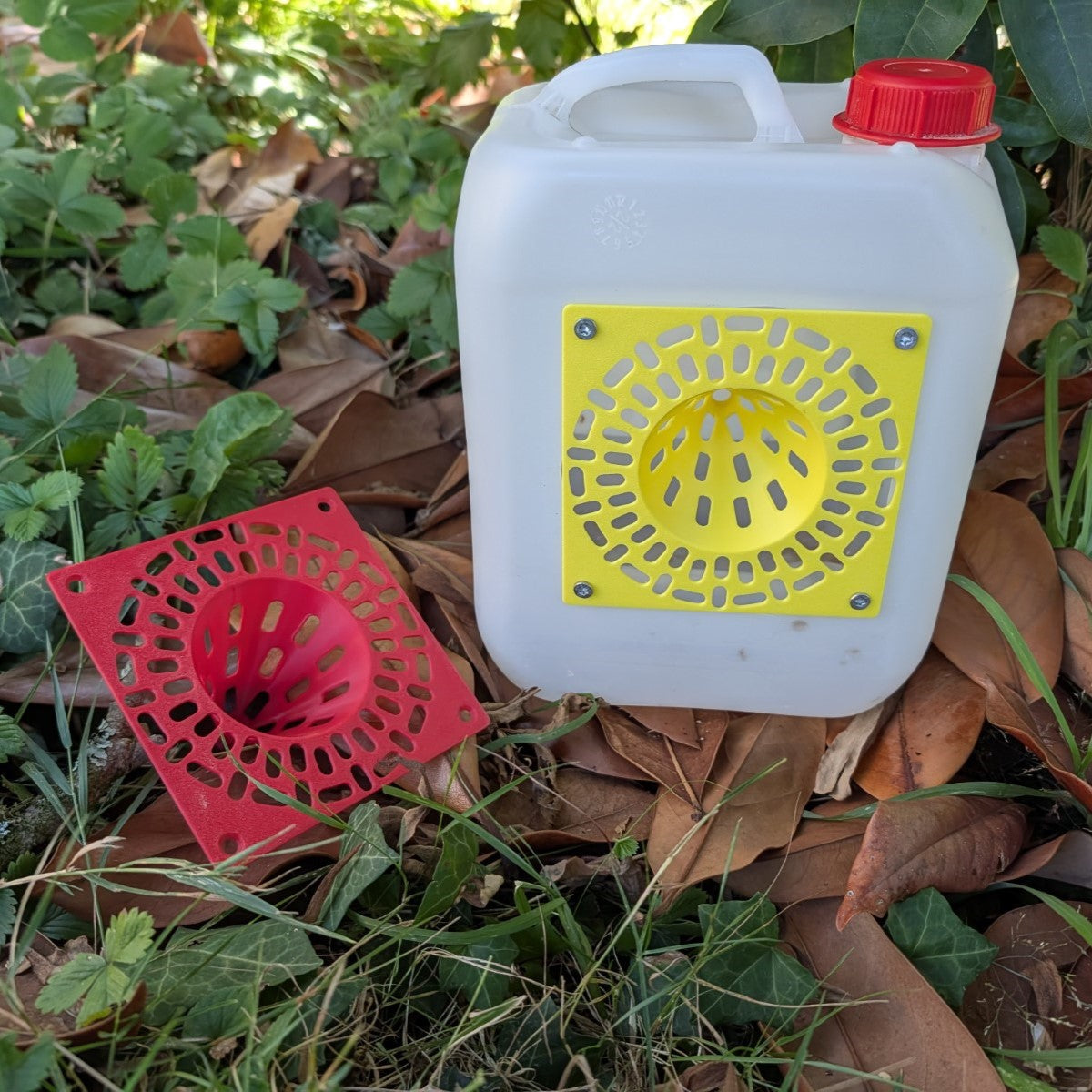 Pièges à frelons asiatique sélectif pour bidon plastique modèle "Le Cône" La Buse Qui File
